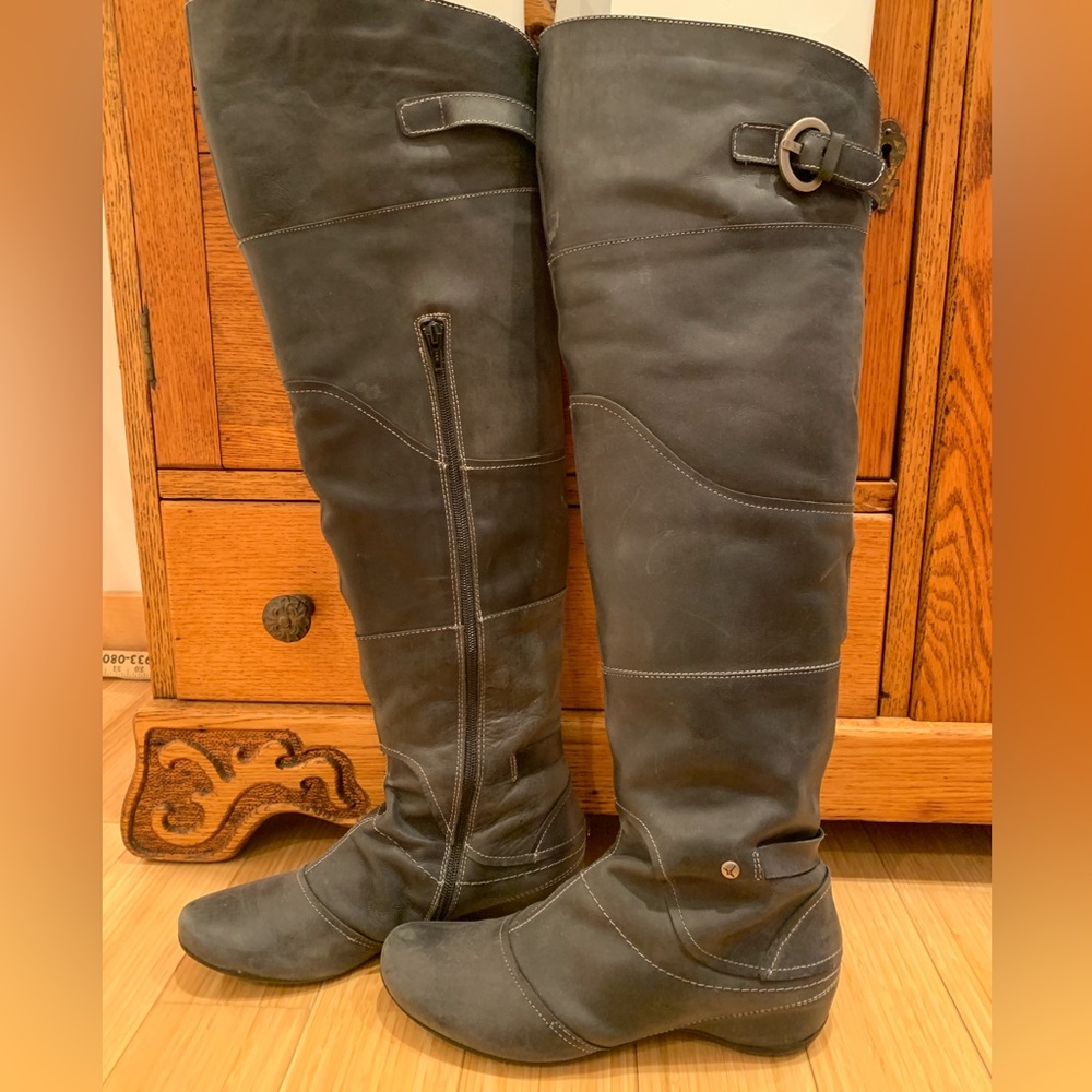 Like new! Barley worn over the knee boots